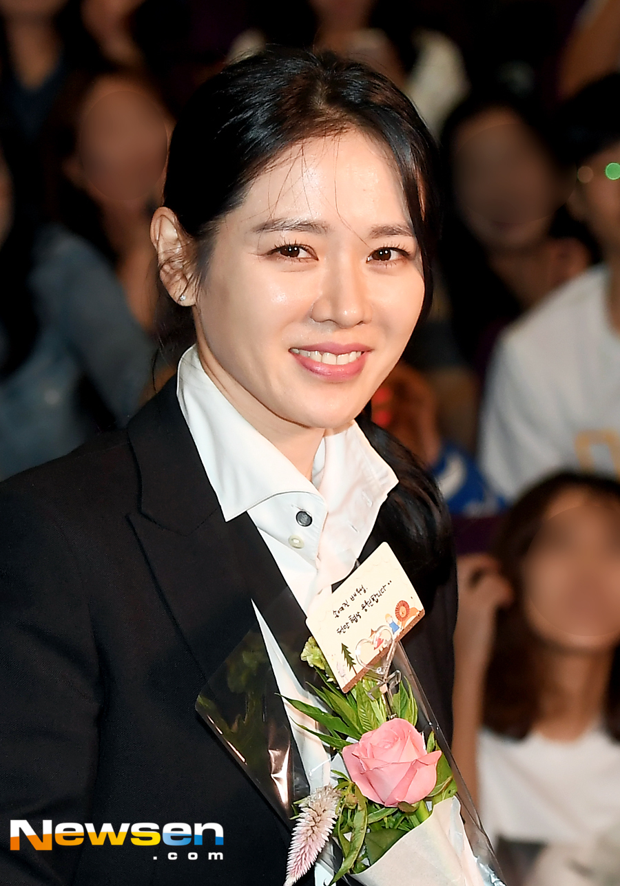 The movie Movie - The Negotiation (directed by Lee Jong-seok) was held at Lotte Cinema World Tower in Songpa-gu, Seoul on the afternoon of September 22.Son Ye-jin attended the day.Movie - The Negotiation, starring Son Ye-jin, Hyun Bin, Kim Sang-ho, Jang Young-nam, and Jang Kwang, is a crime entertainment film in which the worst hostage drama ever occurred in Thailand and the crisis Movie - The Negotiation starts the movie - The Negotiation It will be released on September 19 and is on screen.Jung Yoo-jin