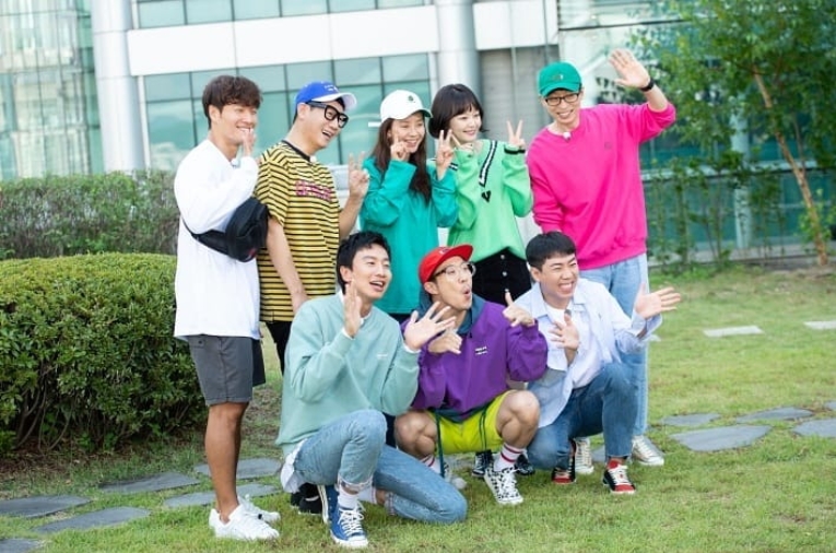 SBS Running Man members gave a cute smile to Chuseok.On September 23, the official Instagram of Running Man posted a photo with the article Do not be a behind-the-scenes photo because it looks beautiful and looks beautiful!The photos show the members of the Running Man wearing colorful costumes. The bright smiles of members such as Yoo Jae-seok, Kim Jong-guk, Lee Kwang-soo and Haha attract attention.The members cheerful atmosphere is also outstanding.The fans who responded to the photos responded such as It is so cute, It is lovely and Send Chuseok well.delay stock