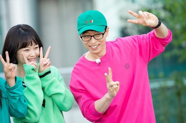 SBS Running Man members gave a cute smile to Chuseok.On September 23, the official Instagram of Running Man posted a photo with the article Do not be a behind-the-scenes photo because it looks beautiful and looks beautiful!The photos show the members of the Running Man wearing colorful costumes. The bright smiles of members such as Yoo Jae-seok, Kim Jong-guk, Lee Kwang-soo and Haha attract attention.The members cheerful atmosphere is also outstanding.The fans who responded to the photos responded such as It is so cute, It is lovely and Send Chuseok well.delay stock