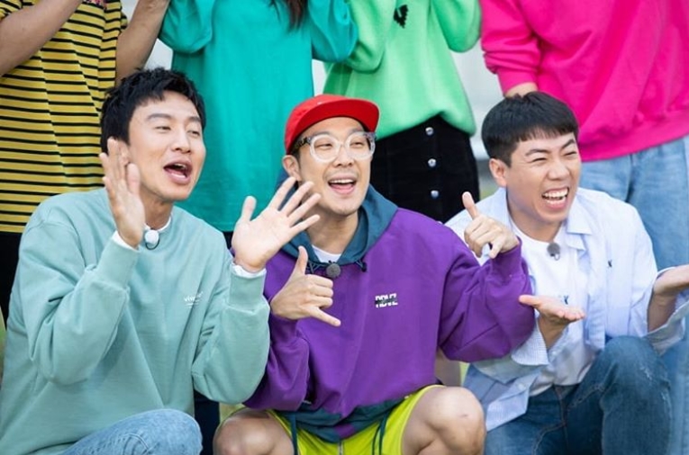 SBS Running Man members gave a cute smile to Chuseok.On September 23, the official Instagram of Running Man posted a photo with the article Do not be a behind-the-scenes photo because it looks beautiful and looks beautiful!The photos show the members of the Running Man wearing colorful costumes. The bright smiles of members such as Yoo Jae-seok, Kim Jong-guk, Lee Kwang-soo and Haha attract attention.The members cheerful atmosphere is also outstanding.The fans who responded to the photos responded such as It is so cute, It is lovely and Send Chuseok well.delay stock