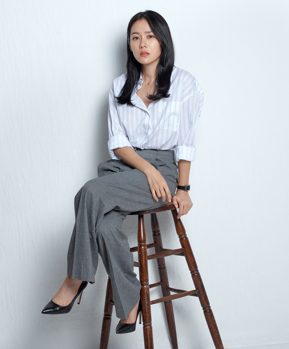 Son Ye-jin has confessed that he was surprised by the Go Yo-Han personality of Hyon Bin.Actor Son Ye-jin, who appeared in the movie Negotiations, told about his first breath with Dong-Nabi actor Hyon Bin.In the Negotiations which was released on September 19 and is being praised, Son Ye-jin was the first to break down into negotiator Ha Chae-yoon and Hyon Bin into a vicious hostage Min Tae-gu.What is unusual is that the two had their first meeting in a confrontational role, not a melodrama, unlike the expectations of many.Son Ye-jin had a breath with Hyon Bin but there were extremely few scenes of direct encounters.Because Son Ye-jin and Hyon Bin were the first domestic films to be filmed in a two-way shooting method, they had to look at each other through a small monitor at different locations.Son Ye-jin said, Director shooting is too unfamiliar and we can not predict it because we can not match each other. We rarely talked about movies at lunchtime.I had to relieve the tension and pressure for the moment, but I felt a sense of homogeneity with Mr. Hyun Bin. The space was different, but the energy given by Hyon Bin was also delivered to Son Ye-jin.Son Ye-jin said, I am the best of my previous works, about the challenge of the villain of the Hyon Bin.I have seen a lot of performances by Mr. Hyun Bin and I have seen a lot of movies, but it was amazing in that way.In some ways, the typicality and viciousness of being a villain were more than that, but the feeling of the actor called Hyon Bin was different, so the overall picture and color of the movie seemed to be different. Son Ye-jin has also revealed the real nature of fellow Hyon Bin, who now seems to have been on a boat: Mr. Hyon Bin is always quiet.He was so calm and calm. I never saw him get angry. He said he wasnt angry. It was amazing.I told myself that and I have been through it.  Min Tae-gu is a person who is not normal if he is wrong, and he is a villain who does not know where to go.In fact, when I saw it on the big screen, I felt that I was worried about every move, one by one.I was surprised by the actor Hyun Bin playing Min Tae-gu, and I said that I was the best.Meanwhile, after the film was released, there was a flood of requests for melodrama by Son Ye-jin and Hyun Bin, who said, I still talked about it.It is rare to meet in a confrontational situation. Later, I told him to have fun together.I thought it would be fun to feel like melodrama and Mr. and Mrs. Smith.