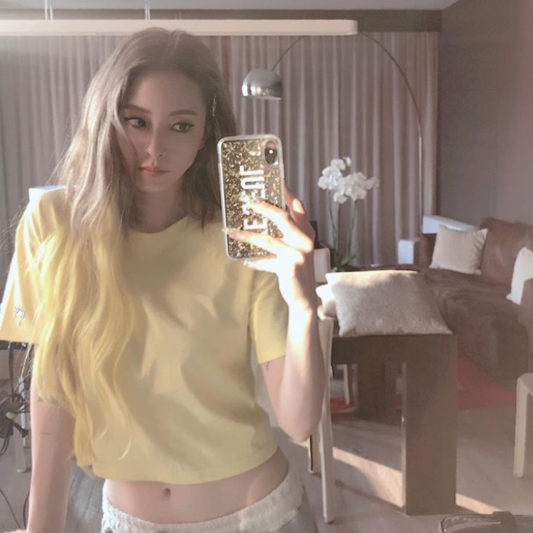 Actor Han Ye-seul flaunted her slender figureHan Ye-seul posted a picture on his instagram on September 23 with an article entitled Sunshine.The picture shows Han Ye-seul taking a mirror selfie, with a bright yellow hair and distinctive features.Especially, the waist line without a slightness revealed under the crop catches the eye.The fans who responded to the photos responded such as Hug doll! I am also a sister, It is so beautiful, and It is really admiration.Han Ye-seul left for Milan, Italy, on the 19th to attend the Bulgari 2019 Spring/Summer Accessory Collection Eventdelay stock