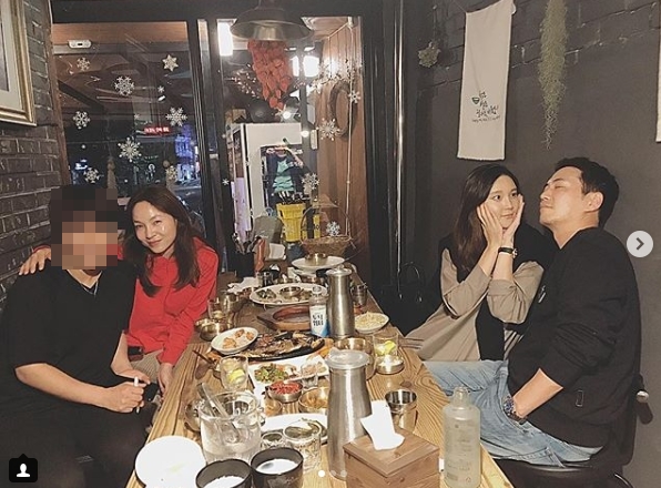 Singer Wax met with Actor Cha Ye-ryun and Ju Sang Wook.Wax posted several photos on September 22 with Cha Ye-ryun and Ju Sang Wook on his personal instagram.Wax, Cha Ye-ryun and Ju Sang Wook in the photo are showing off their friendship with a playful look.Wax added, I feel good, good people and delicious food ... good, adding, #Cattle turnover # Couple Cooking # Comfortable and good people # Happy Chuseok hashtag.applause