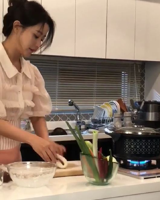 Kim Hee-sun gave his fans a greeting for ChuseokKim Hee-sun said on his 23rd day, Happy Chuseok through his instagram.In the open photo, Kim Hee-sun is concentrating on cooking with her hair tied up.Kim Hee-sun, who is engaged in cooking, such as hitting flour dough in the kitchen, catches the eye.In particular, Kim Hee-sun attracted attention by showing off her unchanging goddess beauty during cooking.On the other hand, Kim Hee-sun will come back to the room through TVN Drama Nine Room which will be broadcasted on October 6th.Kim Hee-sun Instagram