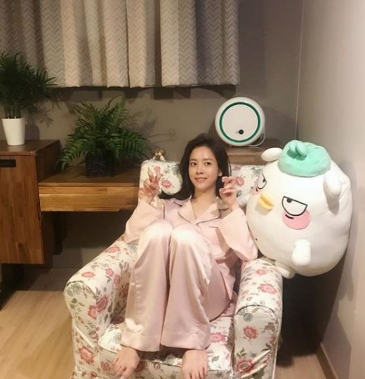 Actor Han Ji-min delivered a greeting to Chuseok.Han Ji-min posted a picture on his instagram on the afternoon of the 23rd with an article entitled Please ~ send a warm and rich.Han Ji-min in the picture is wearing pajamas, which also catches the eye with the goddess beauty.The netizens who watched this are responding such as big hit, Mary Chuseok, Thank you and It is really cute.