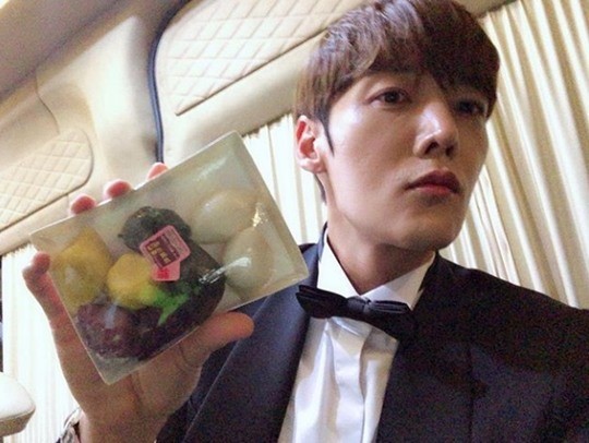 Actor Choi Jin-hyuk gave a special holiday greeting.Choi Jin-hyuk greeted fans on the 22nd through his SNS.He said, Everyone is happy to see the joy of the castle and have a good Chuseok  I will try Songpyeon first ...  He made a message and expression that seemed to be in the drama The joy of the castle.Choi Jin-hyuk airlifted Songpyeon to the filming site of the MBN, Dramax tree drama The Joy of the Masong on the 21st.It was a surprise gift to encourage the production crew and cast members who were not interested in shooting ahead of the holiday season.The production company Golden Thumb said, Choi Jin-hyuk prepared a songpyeon gift without notice and was happy to share both the production team and the cast who kept the scene ahead of Chuseok.Choi Jin-hyuk and Song Ha-yoon are appearing in The Joy of the Mars, a drama depicting the absurd but exciting but beautiful love story of a man with Cinderella memory impairment, and top star Joo Gi-ppeum (Song Ha-yoon), who fell into a bad place after being framed.The 7th episode of The Joy of the Mars will be broadcast simultaneously at 11 p.m. on the 26th, at MBN and Dramax.Photo: Golden Thumb