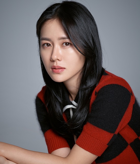 Another reason why Son Ye-jin is loved by the public is that he never walks the safe road.The film Movie - The Negotiation (directed by Lee Jong-seok) is a work that can confirm the sparkling challenge of Son Ye-jin.I have met two-top breathing with a South actor, but it is not a melodrama, but it is classified as a crime entertainment genre, but there are more ambassadors sitting still than the gods who run, fight and scream.It was a tough shot that made the set feel like a prison, but Son Ye-jin was proud before the name of the challenge.Son Ye-jins sincerity, which is rewarding to be able to show new attempts and appearances to audiences by leaving I am satisfied, I regret, is as beautiful as Son Ye-jins beauty, which is getting deeper and deeper.Son Ye-jin said, I am going to meet you now, A pretty sister who buys rice well, and Movie - The Negotation.I was afraid that I would be bored. Of course, the reaction of the audience to Son Ye-jin is always welcome with both arms open.- How did you ventilate? The only time to get out of the scene was lunchtime, leaving the set and eating outdoors tables.In that sense, the set was like a prison. I wanted to be able to get out of here after shooting.I have to be accompanied by my opponent, and as time goes by, the complex feeling that I do not want to give one casualties, more than anything, is suppressed. - Is it a style that makes you hard? I know that the more time you are struggling, the more you are seen by the audience.So it seems to make it harder if it is difficult, and if it can be done, it makes it harder.Fortunately, if I had been shooting for a long time, I would have been really tired and I could not immerse myself in the proper time.It is rewarding to be able to show the audience a new story of a new material that was filmed with a new technique, leaving I did not do well, I was satisfied, I regret. - There is a lot of reaction to I want you to take a shot of Hyon Bin and melo. We continued to talk about it.It is extremely rare to meet in a situation where a South Korean actor and an actress face each other without confronting each other. Lets do something fun together next time.I think its good for melodies, and some people say that movies like Mr. & Miss Smith that Angelina Jolie and Brad Pitt came out would be good. - I had no previous connection. I had never seen anything other than one at the awards ceremony.After finishing filming, I met again in a year, and they said they had fun watching the drama (A pretty sister who buys rice well).(Laughing) I didnt think there would be a time to talk to each other at the scene, so I tried to get a lot of friends before that. I had a pretty good time drinking a beer even to the director.Now its like a family in a boat.