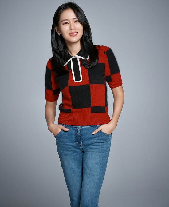 Another reason why Son Ye-jin is loved by the public is that he never walks the safe road.The film Movie - The Negotiation (directed by Lee Jong-seok) is a work that can confirm the sparkling challenge of Son Ye-jin.I have met two-top breathing with a South actor, but it is not a melodrama, but it is classified as a crime entertainment genre, but there are more ambassadors sitting still than the gods who run, fight and scream.It was a tough shot that made the set feel like a prison, but Son Ye-jin was proud before the name of the challenge.Son Ye-jins sincerity, which is rewarding to be able to show new attempts and appearances to audiences by leaving I am satisfied, I regret, is as beautiful as Son Ye-jins beauty, which is getting deeper and deeper.Son Ye-jin said, I am going to meet you now, A pretty sister who buys rice well, and Movie - The Negotation.I was afraid that I would be bored. Of course, the reaction of the audience to Son Ye-jin is always welcome with both arms open.- How did you ventilate? The only time to get out of the scene was lunchtime, leaving the set and eating outdoors tables.In that sense, the set was like a prison. I wanted to be able to get out of here after shooting.I have to be accompanied by my opponent, and as time goes by, the complex feeling that I do not want to give one casualties, more than anything, is suppressed. - Is it a style that makes you hard? I know that the more time you are struggling, the more you are seen by the audience.So it seems to make it harder if it is difficult, and if it can be done, it makes it harder.Fortunately, if I had been shooting for a long time, I would have been really tired and I could not immerse myself in the proper time.It is rewarding to be able to show the audience a new story of a new material that was filmed with a new technique, leaving I did not do well, I was satisfied, I regret. - There is a lot of reaction to I want you to take a shot of Hyon Bin and melo. We continued to talk about it.It is extremely rare to meet in a situation where a South Korean actor and an actress face each other without confronting each other. Lets do something fun together next time.I think its good for melodies, and some people say that movies like Mr. & Miss Smith that Angelina Jolie and Brad Pitt came out would be good. - I had no previous connection. I had never seen anything other than one at the awards ceremony.After finishing filming, I met again in a year, and they said they had fun watching the drama (A pretty sister who buys rice well).(Laughing) I didnt think there would be a time to talk to each other at the scene, so I tried to get a lot of friends before that. I had a pretty good time drinking a beer even to the director.Now its like a family in a boat.