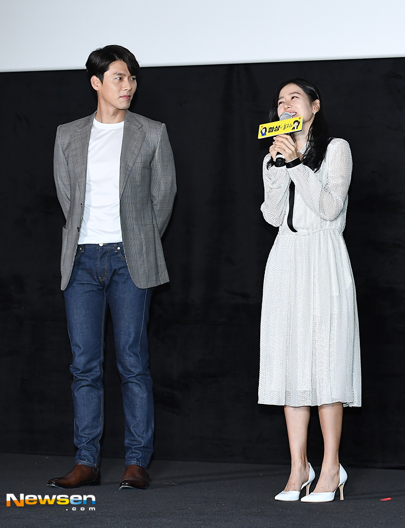 The movie Movie - The Negotiation stage greeting was held at CGV Yeongdeungpo-dong, Yeongdeungpo-gu, Seoul on the afternoon of September 23.Actors Hyun Bin and Son Ye-jin attended the ceremony.Meanwhile, Movie - The Negotation (director Lee Jong-seok) starring Son Ye-jin, Hyun Bin, Kim Sang-ho, Jang Young-nam and Jang Gwang, is the worst hostage in Thailand, and the crisis Movie - The Negotation is Ha Chae-yoon Movie - Its a crime entertainment film that starts The Negotiation.The praise show.yun da-hee