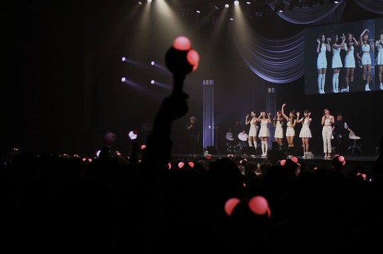 Group Apink successfully completed Japan fan meeting.On September 21, Apink held 2018 Apink Fanmeeting in Japan ONE & SIX (2018 Apink fan meeting in Japan One and Six) at Japan Tokyo Toyosu PIT and met with 2,500 local fans.Since 2014, he has been loved by Japan fans for his live tours and fan meetings including PINK SEASON (Pink Season), PINK SUMMER (Pink Summer), VALENTINE WITH U (Valentine With You) and PINK DAY WITH U (Pink Day With You) This fan meeting of the event received a keen interest locally.Before the start of fan meeting, the venue was full of enthusiasm with fans cheering; outside the venue, fans were also in the spotlight to listen to Apinks voice or buy Goods.Apink, the original Korean Wave idol, was still very popular.A powerful cheer erupted from the audience as the darkened venue lights were on and Apink appeared.Apink opened its first stage with the song No 1 and the mini 7 album ALRIGHT, which had a successful transformation and gave another prime.Apink then spent a great deal of time talking with his fans, drawing on his seventh anniversary testimony, his recent activities, and his future activities.In addition, I made a cheerful time through special events such as mini games and fans wishes.Thereafter, FIVE, LUV (love), NoNoNo (nonono), Mr.Apinks hit songs such as Chu (Mr. Chu) followed, and the fan meeting atmosphere was hot.Finally, Apink successfully completed the fan meeting in Japan, leaving precious memories with fans as photographs.The Apink members said, ONE & SIX fan meeting with Japan fans! Apink was a happy day thanks to your love. Thank you very much.I love you, he said, thanking him.Apink, which has been loved throughout Asia, will host the 2018 Apink Asia Tour (2018 Apink Asia Tour) in Taiwan on the 29th following Hong Kong and Malaysia.hwang hye-jin