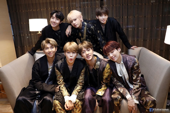Group BTS gave Chuseok greetings to fans.BTS recently released a photo of its members on the official SNS with the article Happy Cheuseok with # Bulletproof Commander.It was BTS that greeted fans with a holiday greeting and conveyed the current situation.BTS is a BTS that has completed a stylish Hanbok fashion for the holidays like the statement. It has become a special holiday greeting for fans for a long time during the world tour.BTS continues its global record on holidays as well as the LOVE YOURSELF world tour.BTSs DNA music video surpassed 500 million views for the first time in the Korean group, and it also appeared on ABC Good Morning America and NBC talk show The Tonight Show Starring Jimmy Fallon.In particular, BTS will participate in the United Nations Childrens Fund Youth Agenda Generation Unlimited event held at the meeting room of the United Nations Headquarters Trustee Council in New York on the afternoon of the 24th (local time).BTS is joined by End Violence, a global campaign to eradicate child violence in UNICEF.He will attend as a representative of the youth generation and encourage global youths to participate in Generation Unlimited.BTS will perform LOVE YOURSELF world tour at City Field, New York, USA at 7 pm on June 6.He became the first Korean singer to enter New York City Field in the United States and sold out 40,000 seats.BTS official SNS