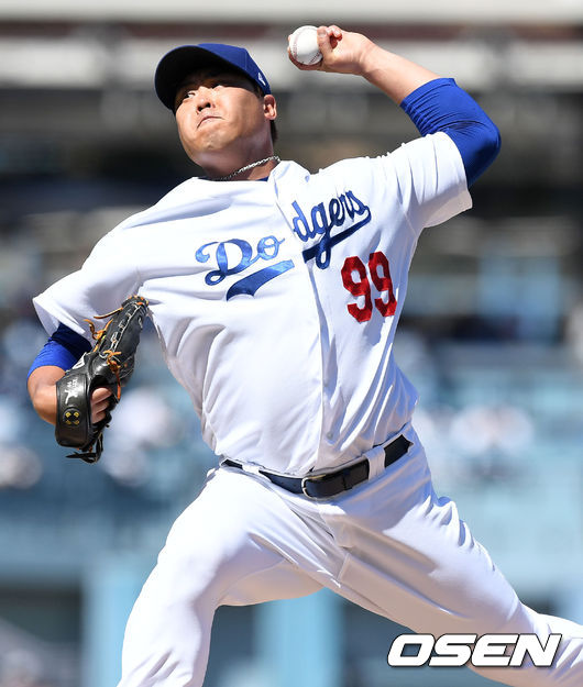 Singer Kim Jong-kook and Los Angeles Dodgers Hyun-jin Ryu player wife Bae Ji-Hyun cheered on the Hyun-jin Ryu starter Kyonggi, who was held on the spot.The two added support and the Hyun-jin Ryu became the winning pitcher.The Los Angeles Dodgers won 14-0 in the San Diego Padres game of the 2018 season at Dodger Stadium in Los Angeles, California, on the 24th (Korea time).Hyun-jin Ryu has won six games in six innings with eight strikeouts and four hits and no runs.In addition to this, he showed off his performance in the batting average of three hits and two hits in three at-bats, and the defense was also brilliant.That set a record for Hyun-jin Ryu, who has made three appearances against San Diego this season, winning all of them.In particular, Kim Jong-kook and his wife Bae Ji-Hyun visited the Kyonggi chapter and cheered.Bae Ji-Hyun has been cheering her husband at the Kyonggi chapter on the day when there is Kyonggi as a starting line-up for the Hyun-jin Ryu.In August, she and Park Eunji, a broadcaster living in LA, visited Kyonggi and cheered her husband, Hyun-jin Ryu.This time I went to the Kyonggi chapter with Kim Jong-kook.On the day of Chuseok in Korea, I was able to cheer up for Hyun-jin Ryu who is trying to convey a pleasant gift to Korea.Kim Jong-kook and Bae Ji-Hyun cheered and delighted at the performance of the Hyun-jin Ryu.Kim Jong-kook, in particular, held up both hands to share the joy of the victory of the Hyun-jin Ryu.Kim Jong-kook and Hyun-jin Ryu formed a relationship with SBS Sunday is good - Running Man (hereinafter referred to as Running Man).In 2014, Hyun-jin Ryu appeared as a guest.Since then, the relationship between the two has continued, and Kim Jong-kook has also celebrated at the wedding of Hyun-jin Ryu and Bae Ji-Hyun at the request of Hyun-jin Ryu.Kim Jong-kook visited Haha and LA Dodgers Stadium in May last year and cheered for Hyun-jin Ryus Kyonggi and certified his intuition to his SNS as my brother too.Kim Jong-kooks loyalty and Bae Ji-Hyuns Won Mi Ha added to make the Hyun-jin Ryu perform well, which puts the Los Angeles Dodgers one step closer to winning the National League West for the sixth consecutive year.