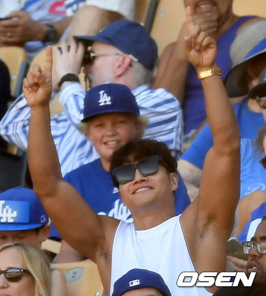 Singer Kim Jong-kook and Los Angeles Dodgers Hyun-jin Ryu player wife Bae Ji-Hyun cheered on the Hyun-jin Ryu starter Kyonggi, who was held on the spot.The two added support and the Hyun-jin Ryu became the winning pitcher.The Los Angeles Dodgers won 14-0 in the San Diego Padres game of the 2018 season at Dodger Stadium in Los Angeles, California, on the 24th (Korea time).Hyun-jin Ryu has won six games in six innings with eight strikeouts and four hits and no runs.In addition to this, he showed off his performance in the batting average of three hits and two hits in three at-bats, and the defense was also brilliant.That set a record for Hyun-jin Ryu, who has made three appearances against San Diego this season, winning all of them.In particular, Kim Jong-kook and his wife Bae Ji-Hyun visited the Kyonggi chapter and cheered.Bae Ji-Hyun has been cheering her husband at the Kyonggi chapter on the day when there is Kyonggi as a starting line-up for the Hyun-jin Ryu.In August, she and Park Eunji, a broadcaster living in LA, visited Kyonggi and cheered her husband, Hyun-jin Ryu.This time I went to the Kyonggi chapter with Kim Jong-kook.On the day of Chuseok in Korea, I was able to cheer up for Hyun-jin Ryu who is trying to convey a pleasant gift to Korea.Kim Jong-kook and Bae Ji-Hyun cheered and delighted at the performance of the Hyun-jin Ryu.Kim Jong-kook, in particular, held up both hands to share the joy of the victory of the Hyun-jin Ryu.Kim Jong-kook and Hyun-jin Ryu formed a relationship with SBS Sunday is good - Running Man (hereinafter referred to as Running Man).In 2014, Hyun-jin Ryu appeared as a guest.Since then, the relationship between the two has continued, and Kim Jong-kook has also celebrated at the wedding of Hyun-jin Ryu and Bae Ji-Hyun at the request of Hyun-jin Ryu.Kim Jong-kook visited Haha and LA Dodgers Stadium in May last year and cheered for Hyun-jin Ryus Kyonggi and certified his intuition to his SNS as my brother too.Kim Jong-kooks loyalty and Bae Ji-Hyuns Won Mi Ha added to make the Hyun-jin Ryu perform well, which puts the Los Angeles Dodgers one step closer to winning the National League West for the sixth consecutive year.