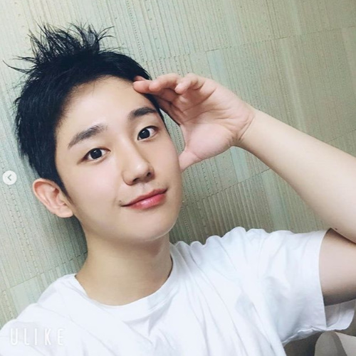 Actor Jung Hae-in boasted a charming charm.On the afternoon of the 24th, Jung Hae-in posted a picture on his SNS with an article entitled Happy Chuseok.In the photo, Jung Hae-in showed off his unique charm by showing both his neat hair and his tangled hair.Jung Hae-in will appear in the movie The Music Album of Yu-Yeon with Kim Go-eun.jung Hae-in SNS