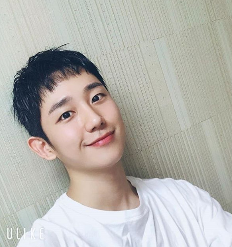 Actor Jung Hae-in boasted a charming charm.On the afternoon of the 24th, Jung Hae-in posted a picture on his SNS with an article entitled Happy Chuseok.In the photo, Jung Hae-in showed off his unique charm by showing both his neat hair and his tangled hair.Jung Hae-in will appear in the movie The Music Album of Yu-Yeon with Kim Go-eun.jung Hae-in SNS