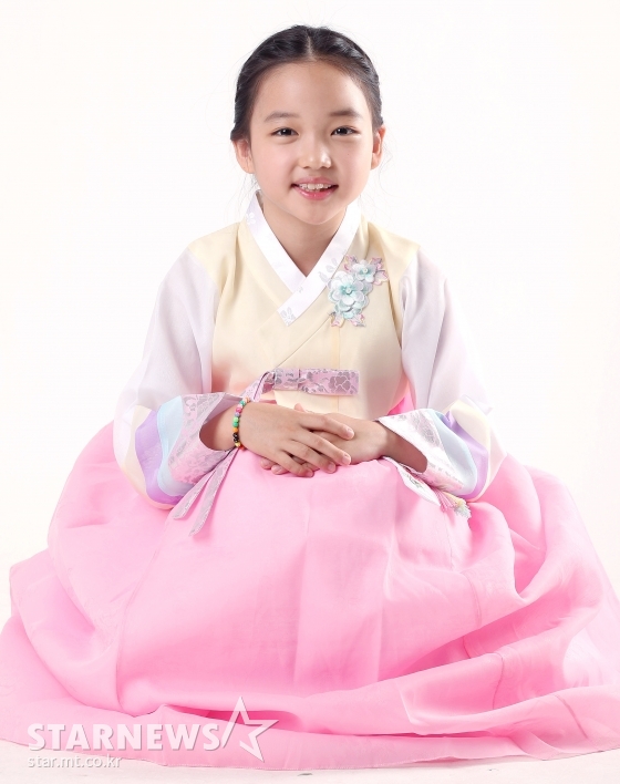 I met Choi Yullye, a nine-year-old child actress who turned 10 years old, and the smile that she smiled at was as bright and beautiful as the sun.The big eyes and cute charm that reminds me of actor Kim Yoo-jung, who is a child actor, come into my eyes at once.Kim Yoo-jungs childhood will be Acted in the drama Once Clean Up Hot.I heard about me looking like her, but Im not sure. I sometimes see her face, if she looks like her.He made his debut with MBC Animal Family Experience Wild Family in 2014, and he has already made his debut for 5 years.Choi Yullye, who is reciting the works that have appeared so far, is also the young protagonist of the Chuseok movie Wonderful Ghost (director Cho Won-hee), starring Ma Dong-Seok Kim Young-kwang, which will be released on the 26th.She plays the role of the young daughter of Ma Dong-Seok, a daughter who believes that it is best not to pay attention to the South, and boasts Guyommi chemistry.I took it two years ago, but Im thinking, I remember when it was fun while shooting.Ma Dong-Seok Dad told me to eat fish there, so I said, Im not going to eat or Im not going to eat.The moment Choi Yullye recalled is a scene where a father and daughter who went to buy mackerel in the play are tit-for-tat.It is the moment when the breath of a young daughter who does not say a word to her daughter who does not eat fish is revealed to her father, I will feed if I sleep, and I will spit out.It was adlib, surprisingly.Ma Dong-Seok was also surprised by Choi Yullyes suddenness, which was received as an ad-lib by Ma Dong-Seok, and the scene was written in the main film.I answered as I thought: I was close to my father Ma Dong-Seok, and I was breathing well, Im still close.Im a little bit like a do-kyung, so I play like a boy, play dolls, play games, play pictures, play with boys.Legoland is fun, he makes weapons with newspapers. Have you tried judo? I forgot. Bears are light, but friends are heavy.Its fun that every year you go up one step further, one step further, Choi Yullye said.Choi Yullye, who remembers the most of the works he has ever appeared in, said, I grew up only as much as Yo ~ for two years, but it was taken when I was a child, but I am still a little short, so I am glad that it is a little similar.Other dads did well, but Ma Dong-Seok dad did better; Ma Dong-Seok dad felt mild among the great flocks.The appearance is a tremendously scary feeling, but the inside is a puppy. Choi Yullye, who plans to see the Wonderful Ghost completed on the 26th day of the movies release, said, I think the reaction is good.I can not predict the future, but I think it will be good. Ma Dong-Seok and Acting in the movie Wonderful Ghost...Choi Yullye Interview