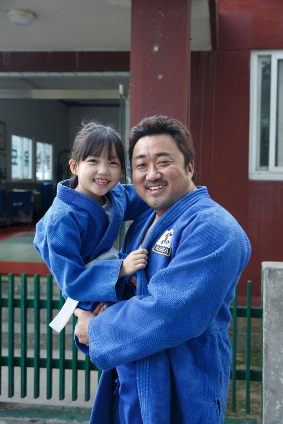 I met Choi Yullye, a nine-year-old child actress who turned 10 years old, and the smile that she smiled at was as bright and beautiful as the sun.The big eyes and cute charm that reminds me of actor Kim Yoo-jung, who is a child actor, come into my eyes at once.Kim Yoo-jungs childhood will be Acted in the drama Once Clean Up Hot.I heard about me looking like her, but Im not sure. I sometimes see her face, if she looks like her.He made his debut with MBC Animal Family Experience Wild Family in 2014, and he has already made his debut for 5 years.Choi Yullye, who is reciting the works that have appeared so far, is also the young protagonist of the Chuseok movie Wonderful Ghost (director Cho Won-hee), starring Ma Dong-Seok Kim Young-kwang, which will be released on the 26th.She plays the role of the young daughter of Ma Dong-Seok, a daughter who believes that it is best not to pay attention to the South, and boasts Guyommi chemistry.I took it two years ago, but Im thinking, I remember when it was fun while shooting.Ma Dong-Seok Dad told me to eat fish there, so I said, Im not going to eat or Im not going to eat.The moment Choi Yullye recalled is a scene where a father and daughter who went to buy mackerel in the play are tit-for-tat.It is the moment when the breath of a young daughter who does not say a word to her daughter who does not eat fish is revealed to her father, I will feed if I sleep, and I will spit out.It was adlib, surprisingly.Ma Dong-Seok was also surprised by Choi Yullyes suddenness, which was received as an ad-lib by Ma Dong-Seok, and the scene was written in the main film.I answered as I thought: I was close to my father Ma Dong-Seok, and I was breathing well, Im still close.Im a little bit like a do-kyung, so I play like a boy, play dolls, play games, play pictures, play with boys.Legoland is fun, he makes weapons with newspapers. Have you tried judo? I forgot. Bears are light, but friends are heavy.Its fun that every year you go up one step further, one step further, Choi Yullye said.Choi Yullye, who remembers the most of the works he has ever appeared in, said, I grew up only as much as Yo ~ for two years, but it was taken when I was a child, but I am still a little short, so I am glad that it is a little similar.Other dads did well, but Ma Dong-Seok dad did better; Ma Dong-Seok dad felt mild among the great flocks.The appearance is a tremendously scary feeling, but the inside is a puppy. Choi Yullye, who plans to see the Wonderful Ghost completed on the 26th day of the movies release, said, I think the reaction is good.I can not predict the future, but I think it will be good. Ma Dong-Seok and Acting in the movie Wonderful Ghost...Choi Yullye Interview