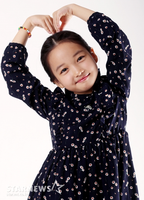 I met Choi Yullye, a nine-year-old child actress who turned 10 years old, and the smile that she smiled at was as bright and beautiful as the sun.The big eyes and cute charm that reminds me of actor Kim Yoo-jung, who is a child actor, come into my eyes at once.Kim Yoo-jungs childhood will be Acted in the drama Once Clean Up Hot.I heard about me looking like her, but Im not sure. I sometimes see her face, if she looks like her.He made his debut with MBC Animal Family Experience Wild Family in 2014, and he has already made his debut for 5 years.Choi Yullye, who is reciting the works that have appeared so far, is also the young protagonist of the Chuseok movie Wonderful Ghost (director Cho Won-hee), starring Ma Dong-Seok Kim Young-kwang, which will be released on the 26th.She plays the role of the young daughter of Ma Dong-Seok, a daughter who believes that it is best not to pay attention to the South, and boasts Guyommi chemistry.I took it two years ago, but Im thinking, I remember when it was fun while shooting.Ma Dong-Seok Dad told me to eat fish there, so I said, Im not going to eat or Im not going to eat.The moment Choi Yullye recalled is a scene where a father and daughter who went to buy mackerel in the play are tit-for-tat.It is the moment when the breath of a young daughter who does not say a word to her daughter who does not eat fish is revealed to her father, I will feed if I sleep, and I will spit out.It was adlib, surprisingly.Ma Dong-Seok was also surprised by Choi Yullyes suddenness, which was received as an ad-lib by Ma Dong-Seok, and the scene was written in the main film.I answered as I thought: I was close to my father Ma Dong-Seok, and I was breathing well, Im still close.Im a little bit like a do-kyung, so I play like a boy, play dolls, play games, play pictures, play with boys.Legoland is fun, he makes weapons with newspapers. Have you tried judo? I forgot. Bears are light, but friends are heavy.Its fun that every year you go up one step further, one step further, Choi Yullye said.Choi Yullye, who remembers the most of the works he has ever appeared in, said, I grew up only as much as Yo ~ for two years, but it was taken when I was a child, but I am still a little short, so I am glad that it is a little similar.Other dads did well, but Ma Dong-Seok dad did better; Ma Dong-Seok dad felt mild among the great flocks.The appearance is a tremendously scary feeling, but the inside is a puppy. Choi Yullye, who plans to see the Wonderful Ghost completed on the 26th day of the movies release, said, I think the reaction is good.I can not predict the future, but I think it will be good. Ma Dong-Seok and Acting in the movie Wonderful Ghost...Choi Yullye Interview