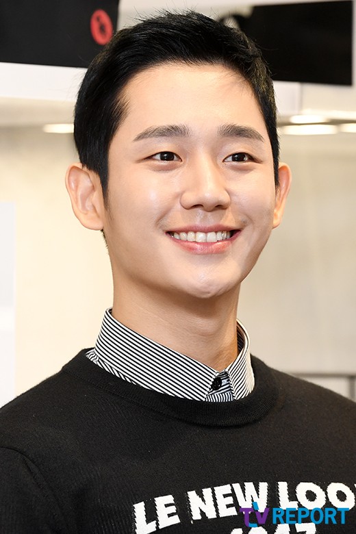 Actor Jung Hae In took first place in the mens advertising model brand reputation in September.The Korea Institute of Corporate Reputation analyzed 15,883,789 brand big data of 50 male advertising models from August 22, 2018 to September 23, 2018, and consumers brand participation and communication.The spread was measured: it was 3.51% lower than the number of brand big data 16,462,219 of 50 male advertising models in July.Brand reputation index is an index that extracts brand big data and analyzes consumer behavior to classify it into participation value, communication value, media value, and social value.In the analysis of the brand reputation of male advertising model, the brand reputation index was analyzed as the community index measured by the participation index that consumers affect the brand, the communication index that consumers affect the consumer, and the spread of the brand.In September 2018, the top 30 mens advertising model brand reputation rankings were Jung Hae In, Park Seo-joon, Won Bin, Kang Daniel, Gong Yo, Park Bo-gum, Eric, Jo In-sung, Cha Eun-woo, Park Ji-sung, Baek Jong-won, Lee Byung-hun, Song Jung-ki, Ha Jung-woo, Yoo Jae-seok, Ma Dong-seok, Ryu Joon-yeol, Kim Jong-guk, Cho Jung-seok, Ishian, Kim Young-chul, Cha Seung-won, Shin Dong-yeop, Bae Sung-woo, Kim Hee-cheol and Dong-wook.The brand name of Jung Hae In was analyzed as 830,297 as the participation index of 157,492 communication index of 295,071 community index of 377,734.The advertising model brand reputation index rose 99.63 percent in July from 415,924.The second place, the Park Seo-joon brand was analyzed as the brand reputation index of 729,935 with the participation index of 123,858 communication index of 243,418 community index of 362,659.It fell 54.01% from the advertising model brand reputation index of 1,587,022 in July.Third, the Won Bin brand was analyzed as the brand reputation index 703,829 with the participation index 21,997 communication index 122,032 community index 559,801.The advertising model brand reputation index rose 45.32% in July from 484,328.