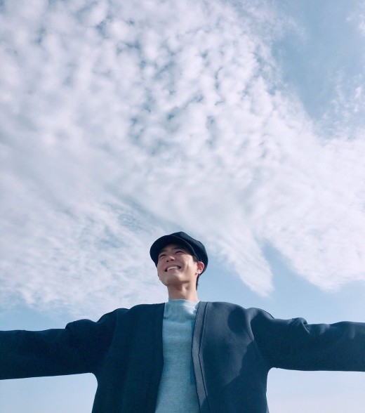Actor Park Bo-gum gave a clear Chuseok greeting.Park Bo-gum posted a picture on his Twitter on the 23rd with an article entitled Send Chuseok Lotus full of joy.Park Bo-gum in the open photo is smiling coolly against the sky, and his arms are open and his eyes are drawn to him as if he were holding the sky in his arms.Meanwhile, Park Bo-gum is in the midst of filming the drama Boyfriend.