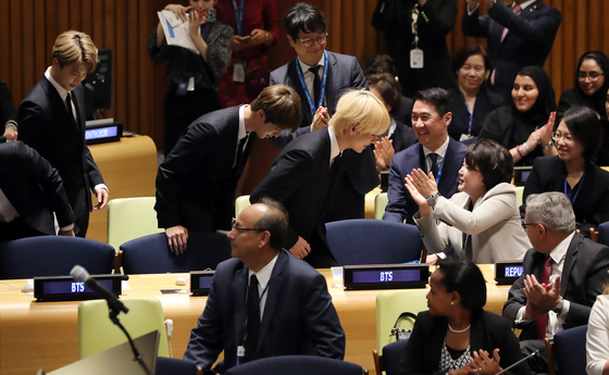 김정숙 여사가 연설을 마치고 자리로 돌아온 방탄소년단을 박수로 맞이하고 있다.<span class='bd'>[연합뉴스]</span>