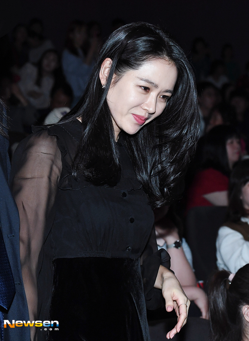 The movie Movie - The Negotation stage greeting was held at CGV Wangsimni in Hangdang-dong, Seongdong-gu, Seoul on the afternoon of September 24.Actor Son Ye-jin attended the ceremony.Meanwhile, Movie - The Negotation (director Lee Jong-seok) starring Son Ye-jin, Hyun Bin, Kim Sang-ho, Jang Young-nam and Jang Gwang, is the worst hostage in Thailand, and the crisis Movie - The Negotation is Ha Chae-yoon Movie - Its a crime entertainment film that starts The Negotiation.The praise show.yun da-hee