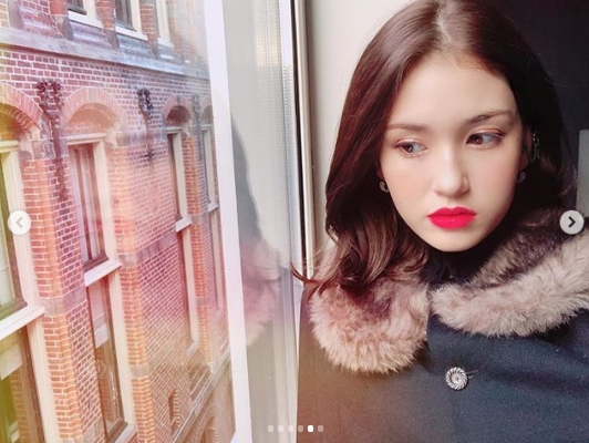 The bright current status of Jeon So-mi has been revealed.Jeon So-mi, from I.O.I., wrote on her Instagram account on September 25, Happy to be here.Ha...good, and posted a picture.In the photo, Jeon So-mi is spending time in the Netherlands; the lovely visuals of Jeon So-mi, which seems to pop out of the fairy tale, rob her of her gaze.kim ye-eun