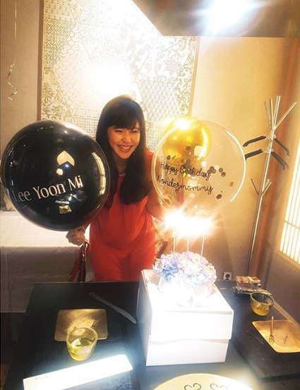 Yoon Mi Lee has celebrated his 38th birthday.Actor Yoon Mi Lee posted a photo on his instagram on September 25.The photo shows Yon Mi Lee playing the Birthday Party; Yon Mi Lees ship, which has just come out, attracts Eye-catching.kim myeong-mi