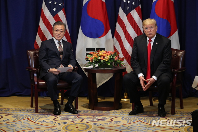 【뉴욕(미국)=뉴시스】박진희 기자 = 문재인 대통령과 도널드 트럼프 미국 대통령이 24일 오후(현지시각) 미국 롯데뉴욕팰리스호텔 허버드룸에서 한미정상회담에 앞서 이야기를 하고 있다.  2018.09.25. pak7130@newsis.com