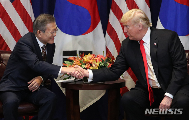 【뉴욕(미국)=뉴시스】박진희 기자 = 문재인 대통령과 도널드 트럼프 미국 대통령이 24일 오후(현지시각) 미국 롯데뉴욕팰리스호텔 허버드룸에서 한미정상회담에 앞서 악수하고 있다.  2018.09.25. pak7130@newsis.com