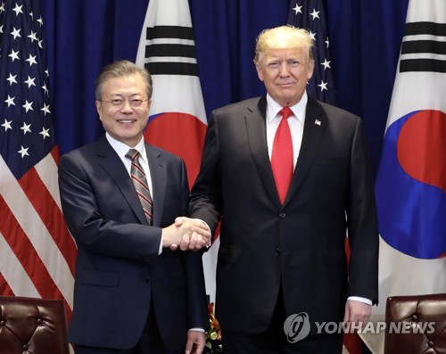 한-미 정상회담, '기념촬영' (뉴욕=연합뉴스) 배재만 기자 = 문재인 대통령이 24일 오후 (현지시간) 미국 뉴욕 롯데 뉴욕팰리스 호텔에서 도널드 트럼프 미국 대통령과 정상회담을 하기에 앞서 악수를 하며 포즈를 취하고 있다. 2018.9.25      scoop@yna.co.kr  (끝)