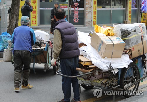 2018년 4월 10일 오전 서울 종로구에서 고령의 폐지 상인들이 수레를 끌고 있다. [연합뉴스 자료사진]