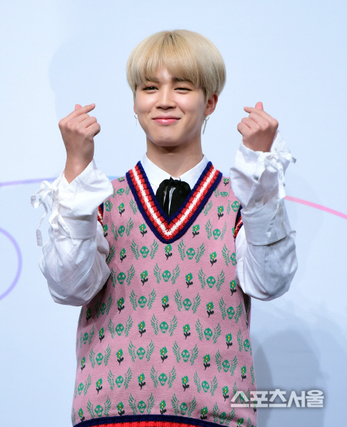 United States of Americas famous Teenager magazine j-14 Magazine reported an article that focuses on Jimin of group BTS.On the 26th (local time), j-14 Magazine noted Jimin, reporting an article titled BTS Jimin who stole the hearts of fans.The media said, Jimin was a jewel while BTS stayed in New York City, he said. I stole peoples hearts, he said.Also referring to BTS, who appeared on the United States of America morning news program English Vinglish America and the United States of America famous talk show The Tonight Show Starring Jimmy Fallon: Jimin is in the order of self-introduction I showed a smile that made the cold heart melt. In particular, he praised Jimins personality by mentioning the affection he had seen in his meeting with United States of America girl fans at the time of appearing in English Vinglish Americas.Meanwhile, BTS has appeared in a series of popular programs of three United States of America broadcasters, including ABC, CBS, and NBC, as well as attending the Roger Moore (UNICEF and UNICEF) youth agenda Generation Unlimited event held at the New York City United Nations Trust Board meeting hall. I was deeply moved.