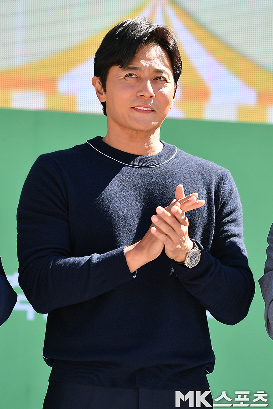 The event was held at Seoul Land Plaza in Gwacheon, Gyeonggi Province, on the 29th day.Actor Jang Dong-gun attends the event and applauds Hit.