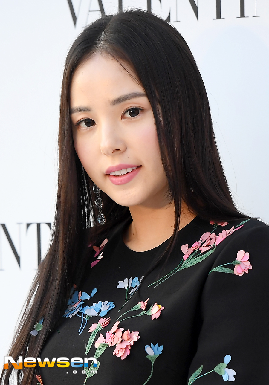 Sun Min Hyo-rin What was your first official appearance after marriage? Valentino SpA Photo Call Event was held on September 28 at EAST Plaza, Galleria Luxury Hall, Gangnam-gu, Seoul.Min Hyo-rin attended the day.Jung Yoo-jin