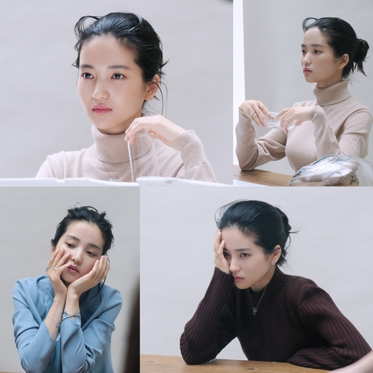 Actor Kim Tae-ris picture behind the scenes was unveiled.Actor Kim Tae-ri, who plays a hot role as Go Ae-shin in the TVN Saturday drama Mr. Sunshine (played by Kim Eun-sook/directed by Lee Eung-bok), released a picture behind-the-scenes cut with her unique charm and atmosphere on September 29.Kim Tae-ri in the behind-the-scenes still cut released this time was filled with attractive looks that attracted everyones attention.First, she showed a Professional aspect, such as carefully checking various props used for filming and worrying in depth.Minjee Lee