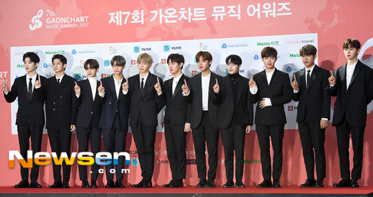 Wanna One side apologised for Managers fan assault controversySwing Entertainment announced its position on the controversial video online on the official SNS of Wanna One on September 29th.Online on Friday, video of Wanna One Manager pushing a fan wildly at the airport circulated; Managers overreach drew heavy criticism.Swing Entertainment said, The person is a manager of the company, he said. We are deeply reflecting on the overreaction, and we will receive the Punishment.I apologize to all the fans for the inconvenience that I have caused by the unfortunate thing.The following is the official position specialization on Wanna One.Hi!Swing Entertainment.I am sorry to have troubled your fans regarding the controversial video online.The video was shot at the airport when leaving Thailand on the 28th, and the person is the manager of the company.The manager will check the video and reflect deeply on the overreacted part, and will receive the Punishment accordingly.I am very sorry to the fan in the video because something that should not happen in any situation occurs, and I apologize to all the fans for the inconvenience that I have caused this unsavory thing.We will do our best to prevent this from happening again through more thorough education in the future.I apologize to the fans who love Wanna One again and will be a more effortful swing entertainment.minjee Lee