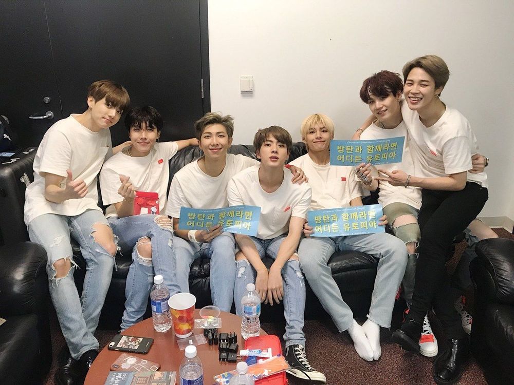 BTS released a photo of the waiting room after a Newark performance.Boy group BTS posted an article and photo on its official Twitter account on September 28 (local time) entitled Thank you, Newark! Utopia wherever we are together. Newwack 1st performance.The photo shows the BTS concert scene and the waiting room after the concert. The bright smile of the BTS members who finished the performance successfully attracts Eye-catching.emigration site
