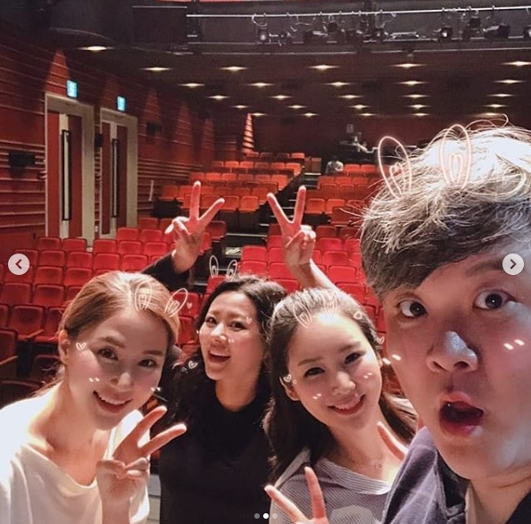 , the modest figure is pureActor Gong Hyun-joo showed gratitude to the Play audience.Gong Hyun-joo is a Uniflex Grand Theater Celebratory photo that will present Play Longevity Award on September 29th on personal Instagram.I posted the article.Thank you for all the people who fill these seats, long-time business, said Gong Hyun-joo, pointing to the empty audience.applause