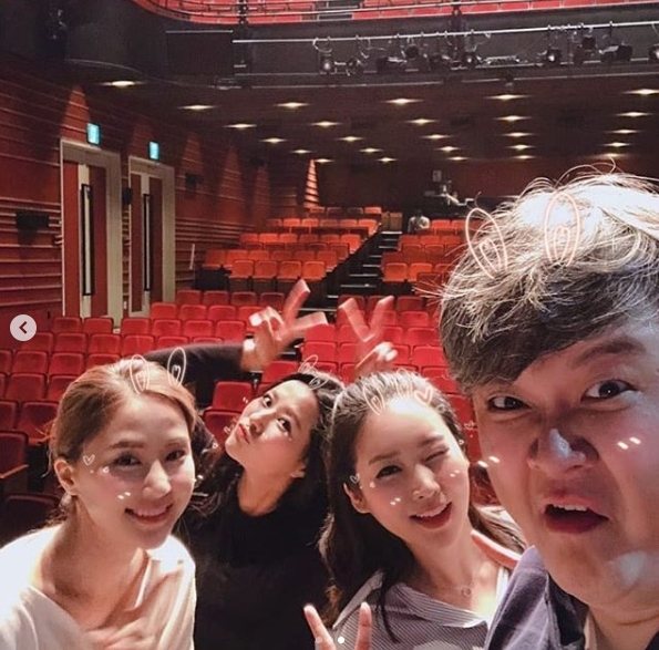 , the modest figure is pureActor Gong Hyun-joo showed gratitude to the Play audience.Gong Hyun-joo is a Uniflex Grand Theater Celebratory photo that will present Play Longevity Award on September 29th on personal Instagram.I posted the article.Thank you for all the people who fill these seats, long-time business, said Gong Hyun-joo, pointing to the empty audience.applause