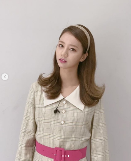 Girls Day Hyeri flaunted doll-like visualsHyeri posted an article and photo on her Instagram page on September 29 with the words Fun Every Week: #Nolto of the Day.In the photo, she captured Eye-catching with retro costumes and a Hair style, and Hyeris figure with a thick headband on hot pink stockings reminds her of a doll.kim ye-eun