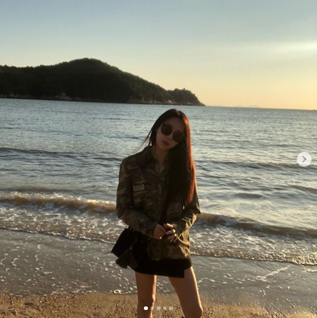 Ye-won has revealed a welcome recent situation.Ye-won posted several photos on her Instagram page on September 29.Inside the picture is a picture of Ye-won, who found the beach, and the unique fashion that she showed off with sunglasses and military look attracts Eye-catching.Hwang