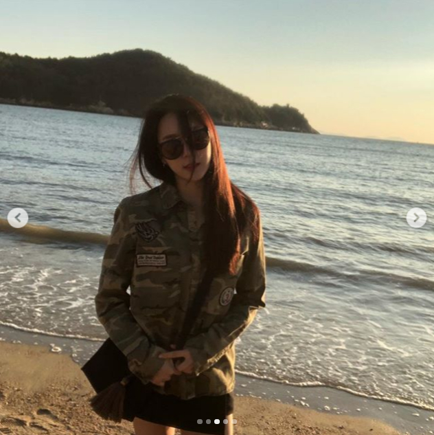 Ye-won has revealed a welcome recent situation.Ye-won posted several photos on her Instagram page on September 29.Inside the picture is a picture of Ye-won, who found the beach, and the unique fashion that she showed off with sunglasses and military look attracts Eye-catching.Hwang