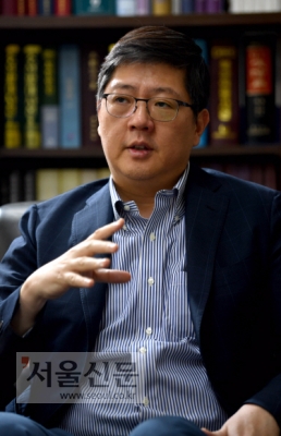 3차 남북정상회담 특별수행원 자격으로 평양을 방문한 김홍걸 민족화해협력범국민협의회 상임의장이 지난 28일 서울 마포구 사무실에서 서울신문과 만나 “문재인 대통령이 15만 평양 시민 앞에서 비핵화 메시지를 전할 것이라고는 상상도 못했다”며 당시 상황을 전하고 있다.박지환 기자 popocar@seoul.co.kr