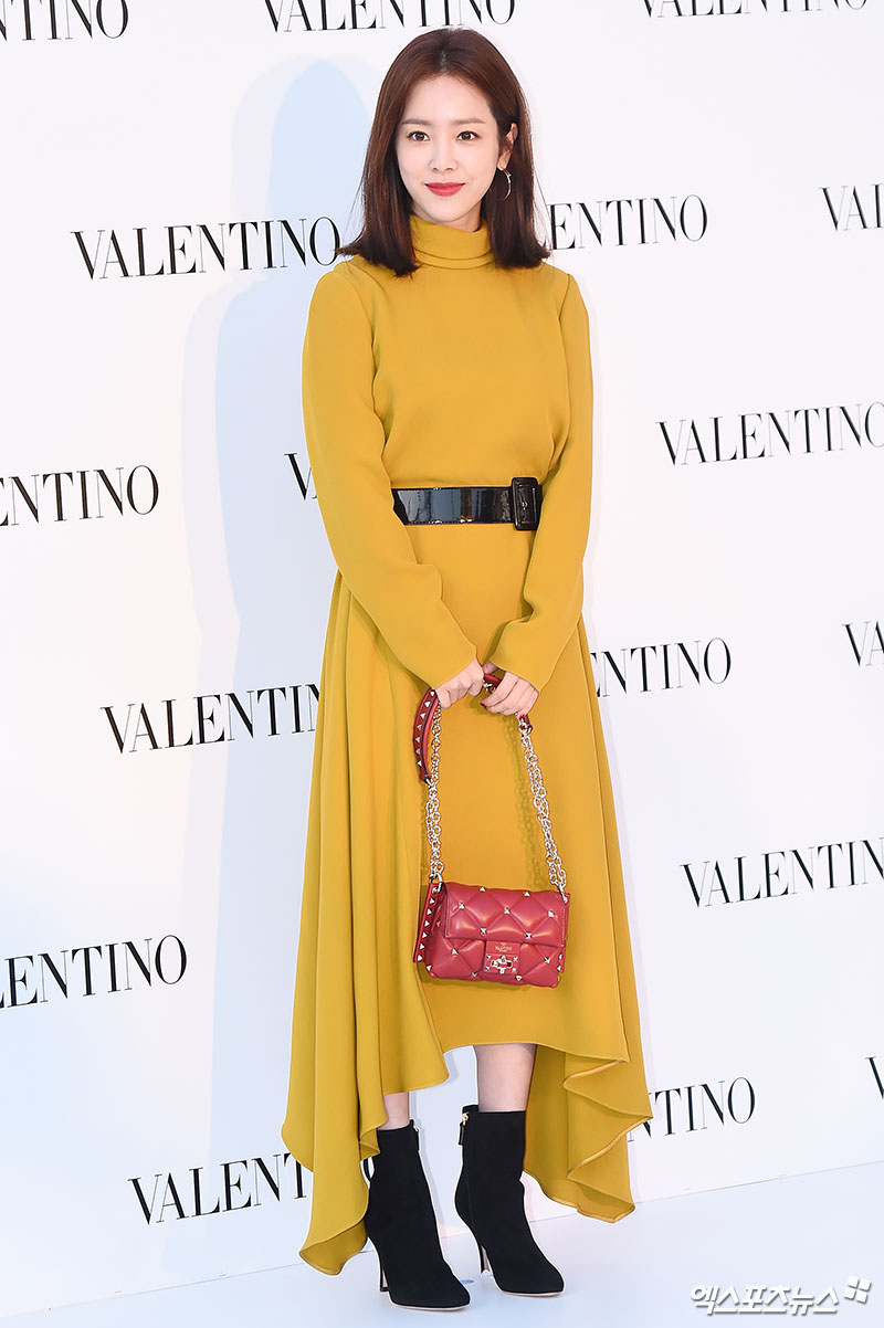 Actor Han Ji-min poses at the opening ceremony of a pop-up store opening ceremony of an Italian luxury house held at Gallery Square in Apgujeong-dong, Seoul on the afternoon of the 28th.