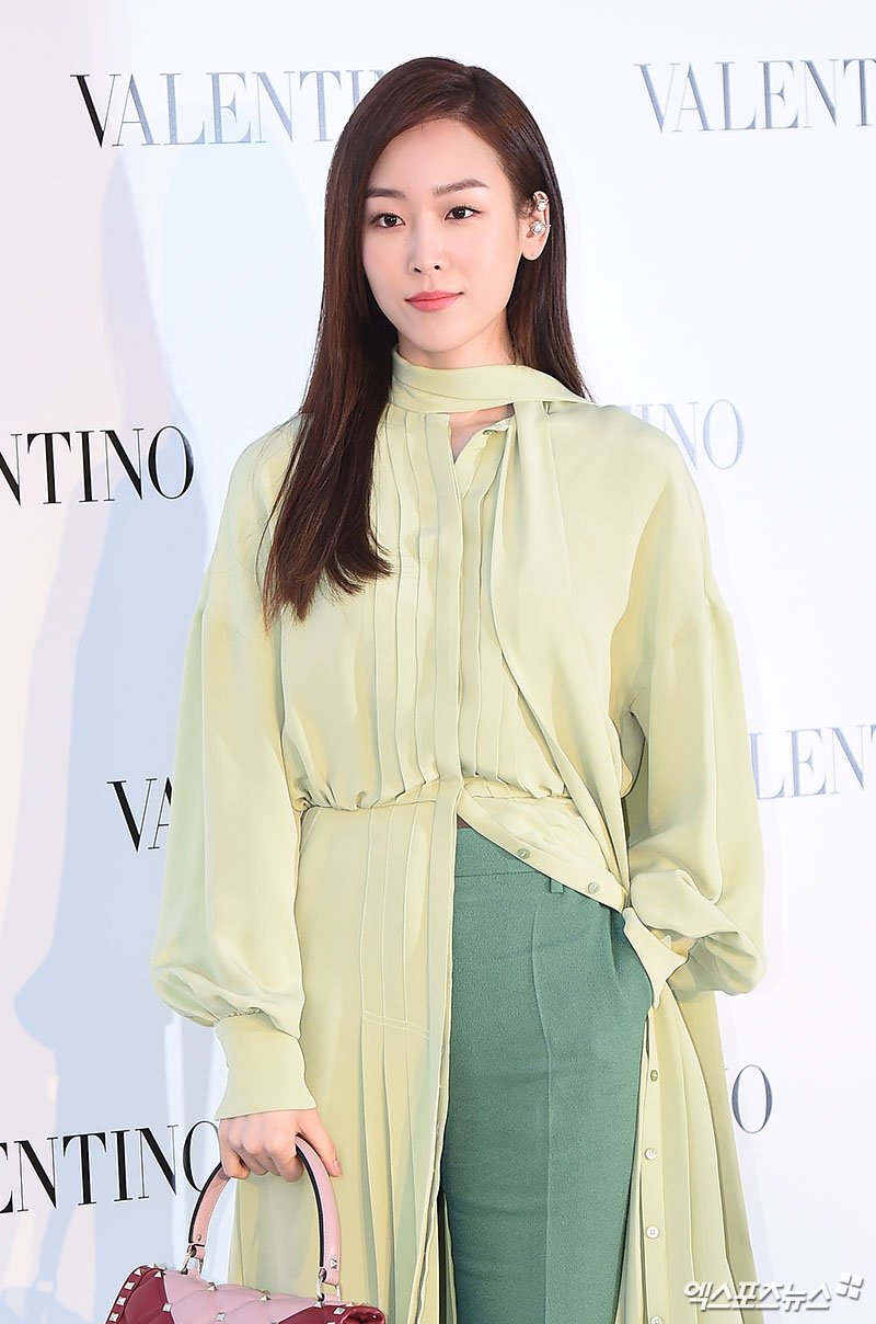 Actor Seo Hyun-jin poses at the opening ceremony of a pop-up store opening ceremony of an Italian luxury house held at Gallery Square in Apgujeong-dong, Seoul on the afternoon of the 28th.