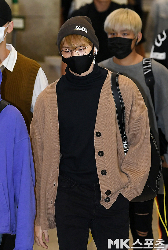 Group Wanna One returned home via the Incheon International Airport Terminal 1 on Thursday after finishing the Thailand performance.Group Wanna One member Kang Daniel is exiting the entry gate.
