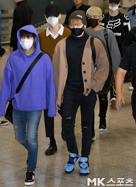 Group Wanna One returned home via the Incheon International Airport Terminal 1 on Thursday after finishing the Thailand performance.Group Wanna One member Kang Daniel is exiting the entry gate.