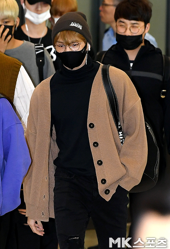 Group Wanna One returned home via the Incheon International Airport Terminal 1 on Thursday after finishing the Thailand performance.Group Wanna One member Kang Daniel is exiting the entry gate.