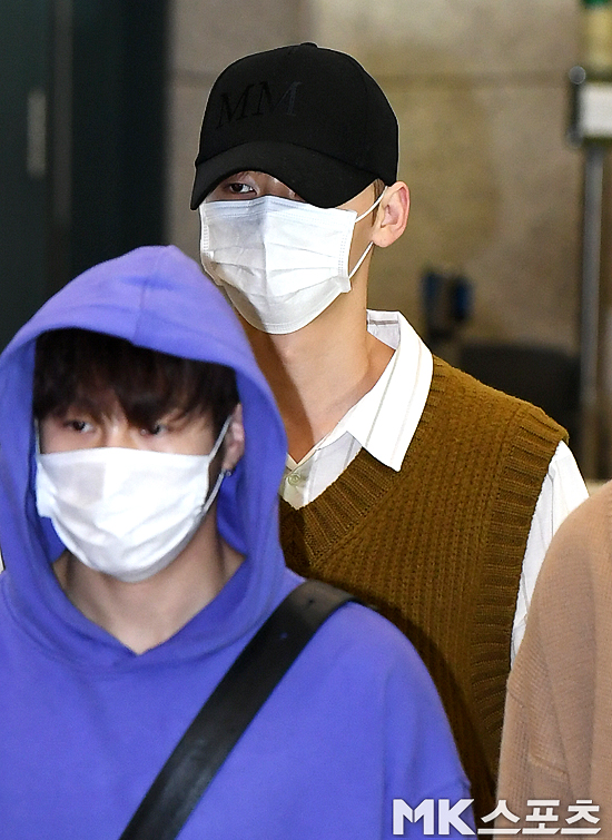 Group Wanna One returned home via the Incheon International Airport Terminal 1 on Thursday after finishing the Thailand performance.Group Wanna One member Hwang Min-hyun is exiting the entry gate.